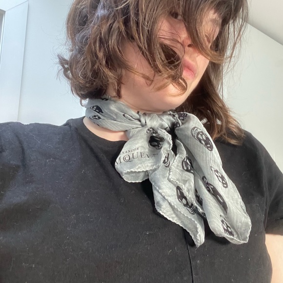 Alexander McQueen 100% Silk Black and Grey Skull Scarf - Picture 6 of 6